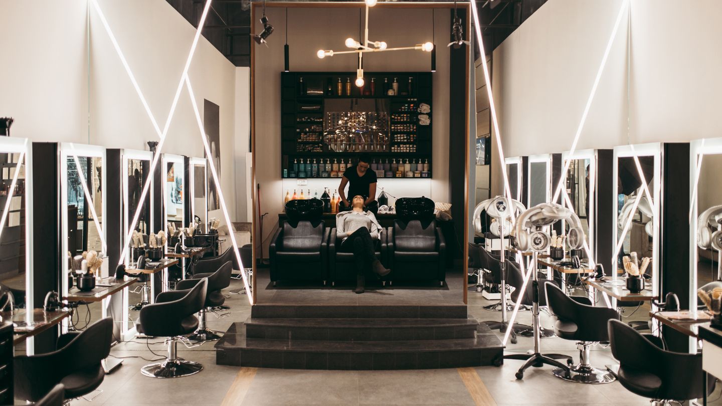 Salon de coiffure accueillant et moderne dans l'Oise, avec une équipe de professionnels passionnés prêts à réaliser la coiffure de vos rêves.
