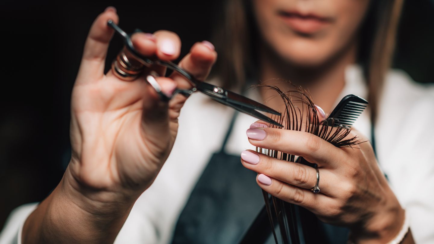  "Artiste coiffeur expert créant une nouvelle coiffure sur un client dans notre salon de coiffure renommé.