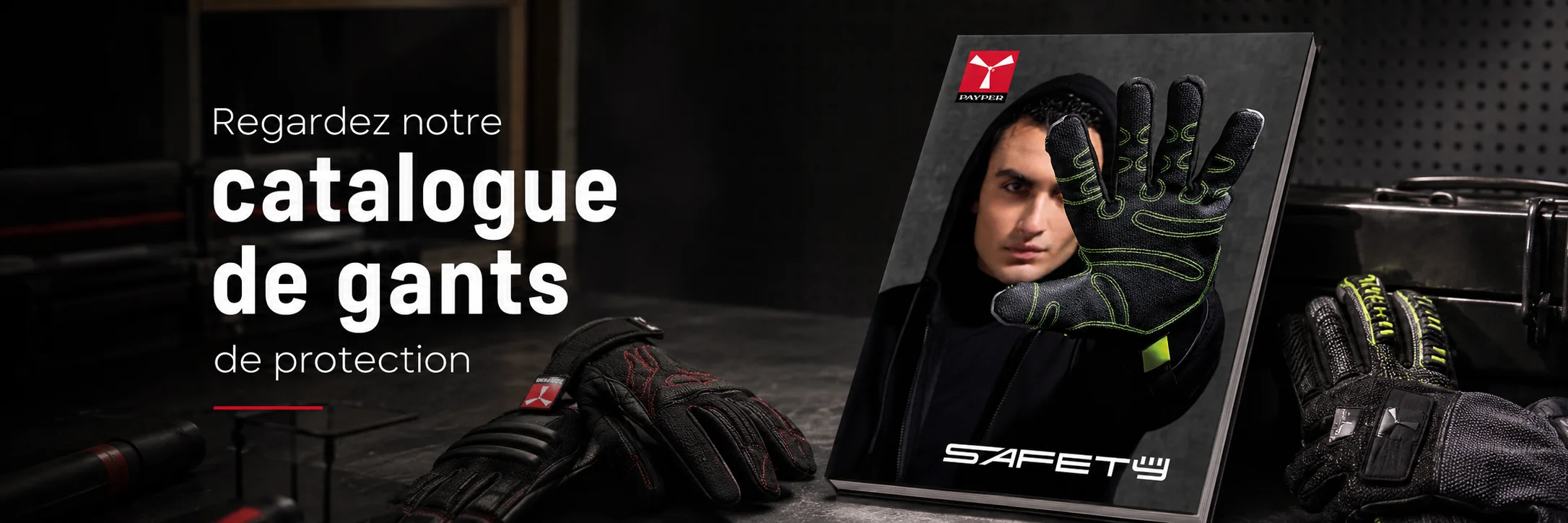 Banni&egrave;re mock-up pr&eacute;sentant le catalogue Payper Safety d&eacute;di&eacute; aux gants de protection professionnels, avec une mise en sc&egrave;ne industrielle et des gants EPI, id&eacute;ale pour inviter les visiteurs &agrave; consulter la gamme de gants anti-choc, anti-coupure, anti-froid, anti-abrasion et gants de manutention.