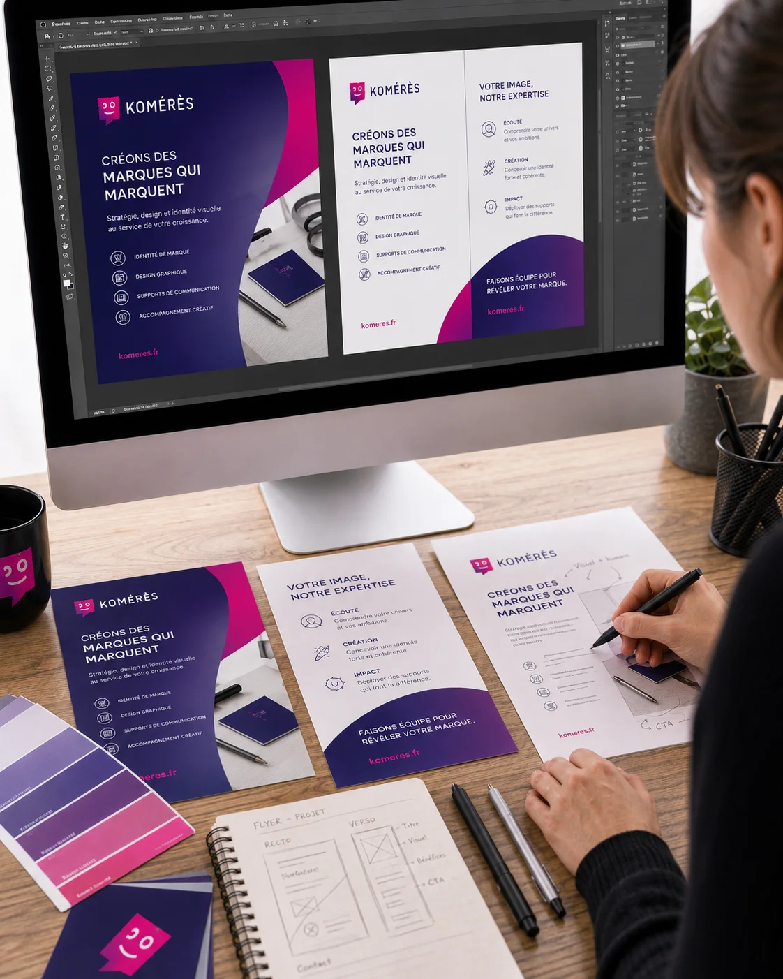 Création d’un flyer professionnel en studio graphique Image verticale montrant une graphiste travaillant sur la conception d’un flyer professionnel. Le visuel illustre la création graphique, la mise en page, l’organisation du message, la préparation du recto verso et le travail de finition réalisé par le studio graphique Komérès avant impression.