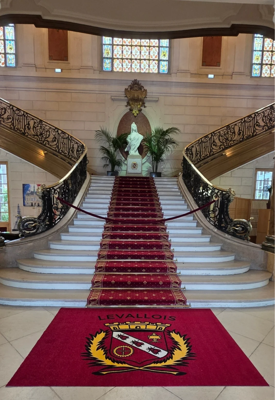 Tapis personnalis&eacute; aux couleurs et aux armoiries de la Ville de Levallois-Perret, fabriqu&eacute; par Kom&eacute;r&egrave;s et install&eacute; dans le hall de l&rsquo;H&ocirc;tel de Ville pour valoriser l&rsquo;accueil des visiteurs et l&rsquo;image institutionnelle du lieu.