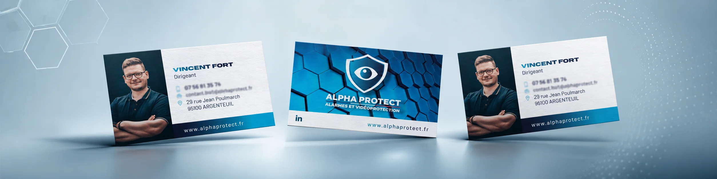 Réalisation de cartes de visite Alpha Protect par Komérès Bannière illustrant la réalisation de cartes de visite professionnelles pour Alpha Protect à Argenteuil, avec un rendu moderne mettant en valeur l’impression, le papier et l’identité visuelle de l’entreprise.