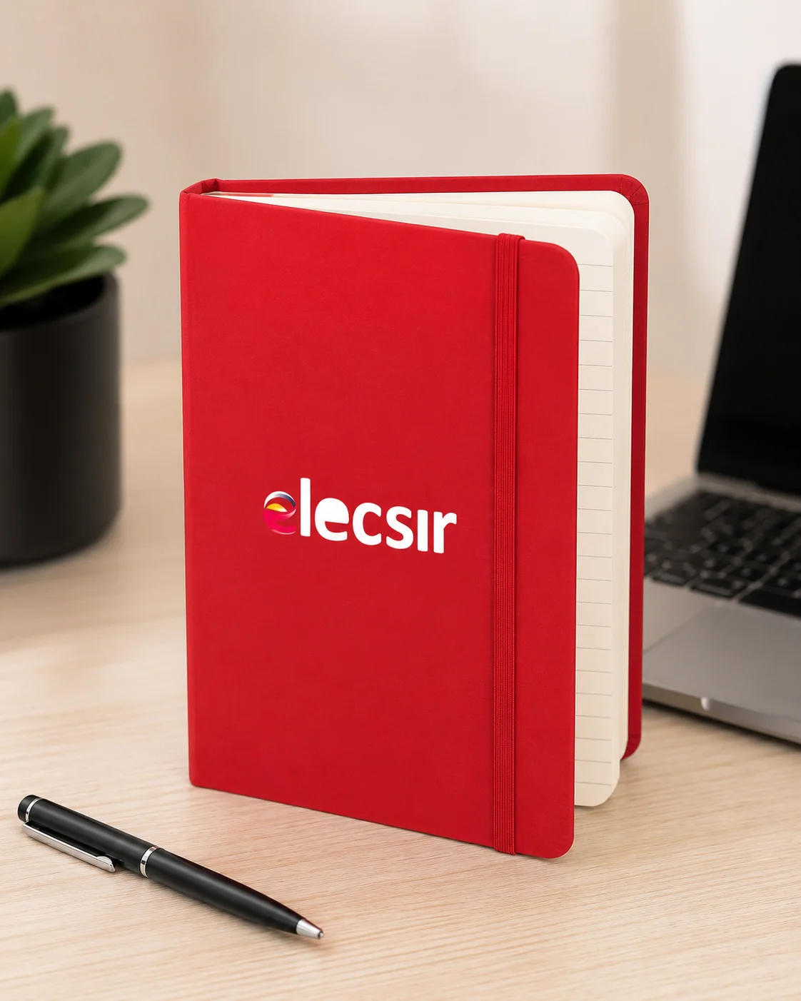 Mock-up r&eacute;aliste d&rsquo;un carnet A5 rouge personnalis&eacute; avec le logo Elecsir, pr&eacute;sent&eacute; sur un bureau avec pages lign&eacute;es visibles, id&eacute;al pour illustrer une r&eacute;alisation de carnet publicitaire sur mesure fabriqu&eacute; pour une entreprise.