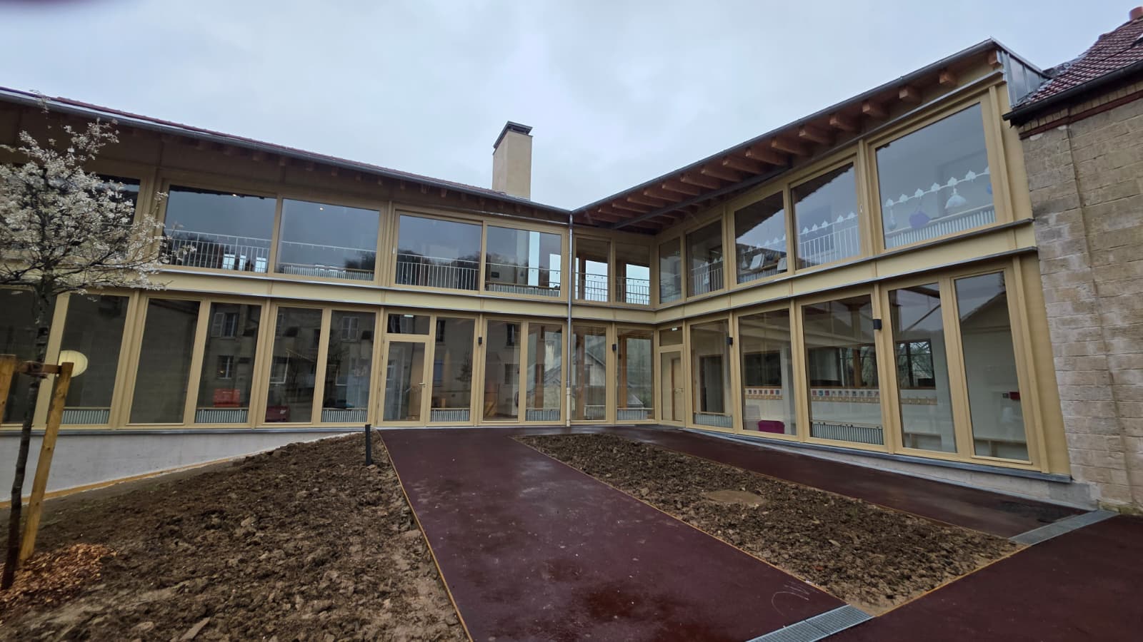 Installation de bandes de s&eacute;curit&eacute; segment&eacute;es en vitrophanie sur vitrages d'&eacute;cole &agrave; Valmondois dans le Val-d'Oise