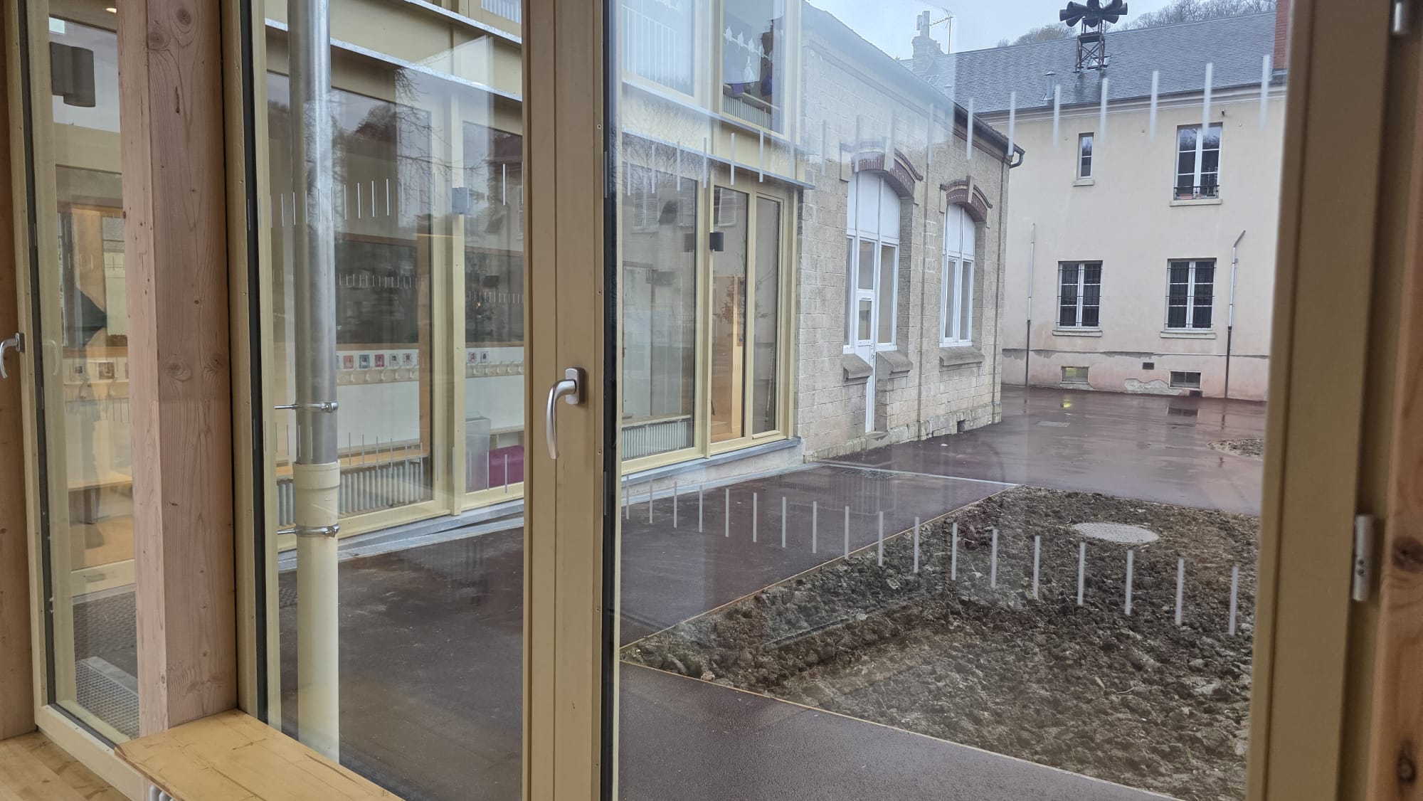 Installation de bandes de s&eacute;curit&eacute; segment&eacute;es en vitrophanie sur vitrages d'&eacute;cole &agrave; Valmondois dans le Val-d'Oise