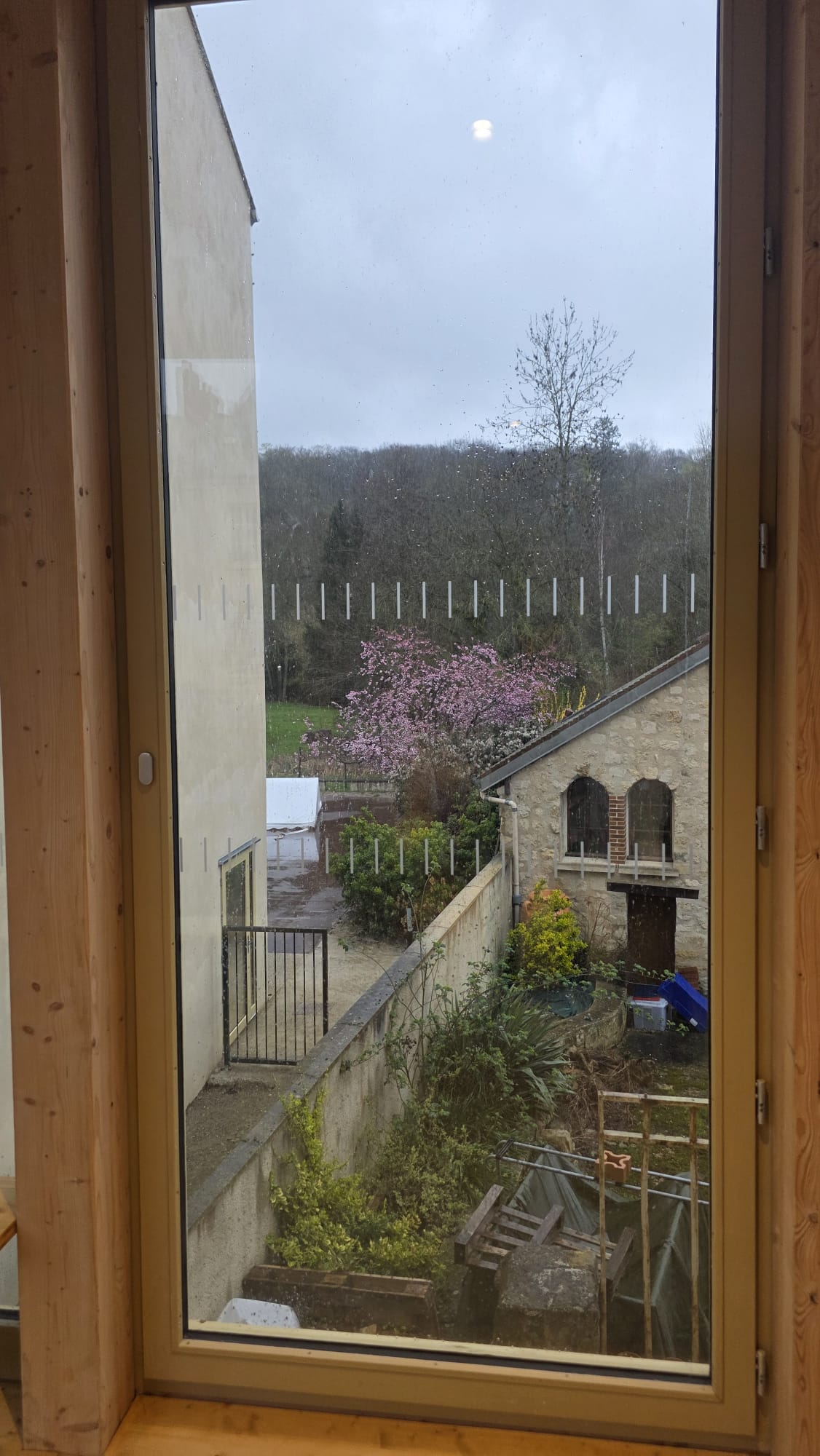 Installation de bandes de s&eacute;curit&eacute; segment&eacute;es en vitrophanie sur vitrages d'&eacute;cole &agrave; Valmondois dans le Val-d'Oise