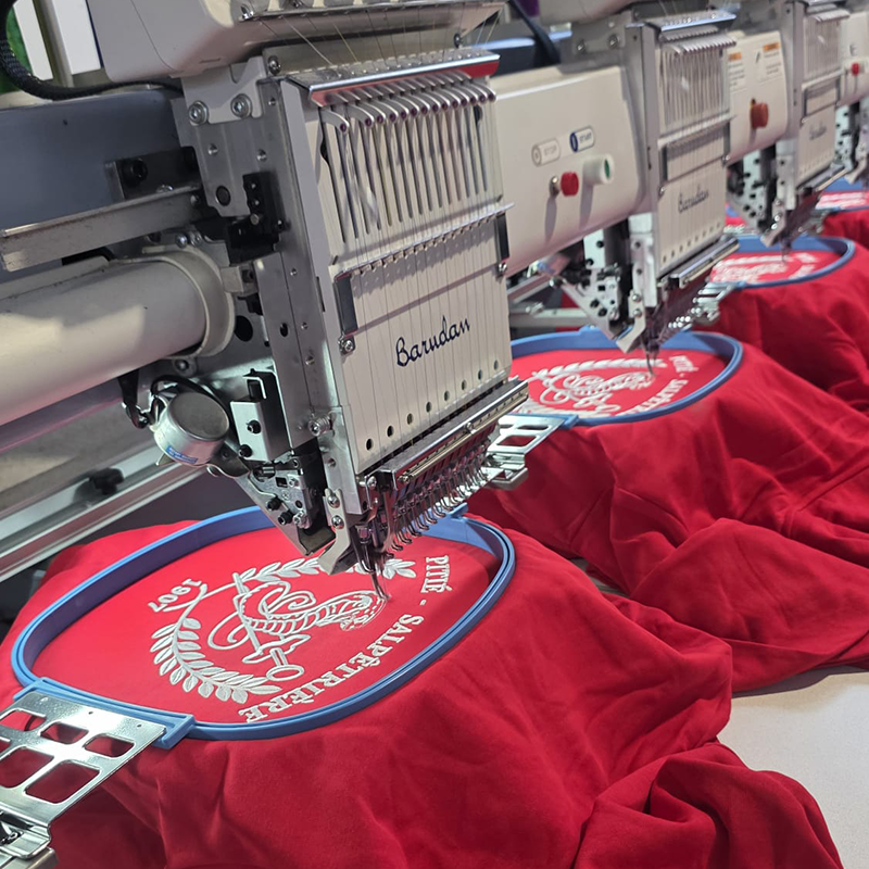 309 sweats brodés en trois jours pour l’hôpital de la Pitié-Salpêtrière broderie des sweats